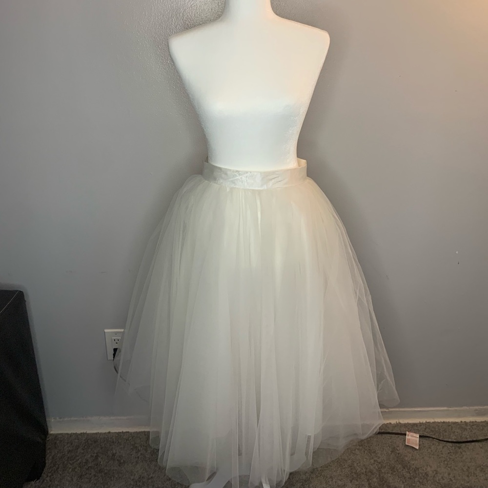 WHITE TOOL SKIRT